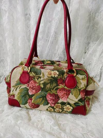 这次是拍卖得来的，草莓控必入的包包，我真的好喜欢think bee ，草莓很逼真，包包很漂亮，每次发回国内的包裹严严实实，严丝合缝，我拆开甚至都一箱装不回去，EMS空运真是太快了，购物体验拉满