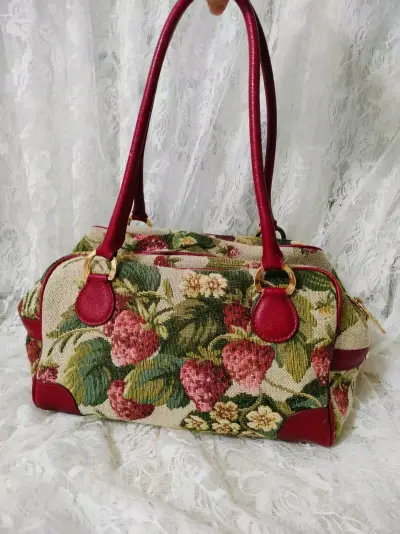 这次是拍卖得来的，草莓控必入的包包，我真的好喜欢think bee ，草莓很逼真，包包很漂亮，每次发回国内的包裹严严实实，严丝合缝，我拆开甚至都一箱装不回去，EMS空运真是太快了，购物体验拉满