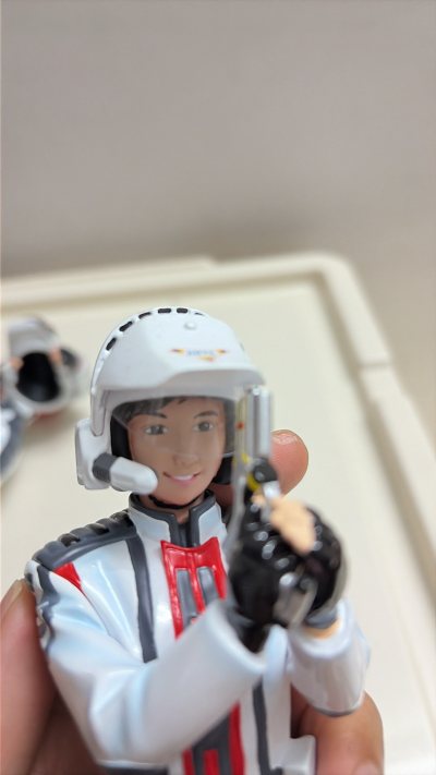 这次购买了加购物车好久都没下手的海洋堂迪迦奥特曼的丽娜队员，不得不说大厂子的质量就是好，跟真人非常像，但还是在裤子上发现了一点瑕疵。


