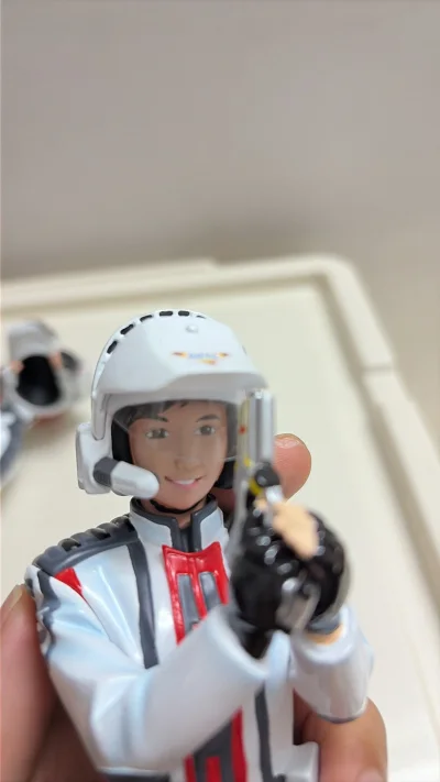 这次购买了加购物车好久都没下手的海洋堂迪迦奥特曼的丽娜队员，不得不说大厂子的质量就是好，跟真人非常像，但还是在裤子上发现了一点瑕疵。


