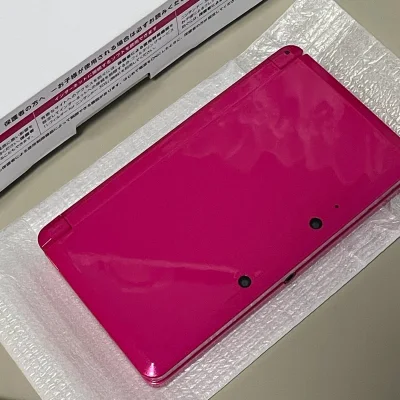 卖家的商品实拍非常清晰，卖家标注的“几乎全新”也完全没有夸大，机身几乎没有使用痕迹，转轴阻尼恰到好处，按键和摇杆都很灵敏，连屏幕都没有一丝划痕。物流包装也很用心，气泡膜层层包裹，机器和包装盒都完好无损地送到了我手上。
能以这么省心的方式淘到成色这么好的稀有配色，真的...卖家的商品实拍非常清晰，卖家标注的“几乎全新”也完全没有夸大，机身几乎没有使用痕迹，转轴阻尼恰到好处，按键和摇杆都很灵敏，连屏幕都没有一丝划痕。物流包装也很用心，气泡膜层层包裹，机器和包装盒都完好无损地送到了我手上。 能以这么省心的方式淘