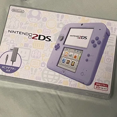 终于在挖煤姬蹲到了这台淡紫2DS，成色超级好！磨砂紫壳温柔又耐看，按键丝滑、屏幕无划痕，包装完好。下单前我反复对照了平台上的实拍图，从机身的每一处细节到包装盒的边角，都确认没有明显的使用痕迹和磕碰。收到后机身和包装盒都完好无损，连说明书都崭新如初。
