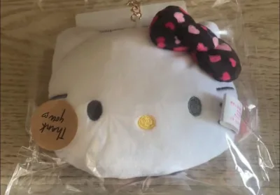 这次我在挖煤姬买到的还有Kitty的小挂件，而且是全新有吊牌未使用的
挖煤姬给我的新人复购优惠券让我以很好的价格买到他
 甚至比在日本还要便宜
而且挖煤姬运费很便宜