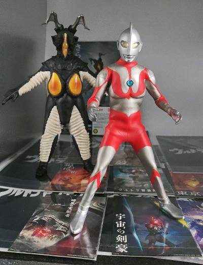 万代怪兽超大全一番赏第二弹来啦，D赏是经典的名场面文件夹，题材从昭和到平成都有囊括，印刷精美清晰，搭配模型一起摆出还原剧情很合适。