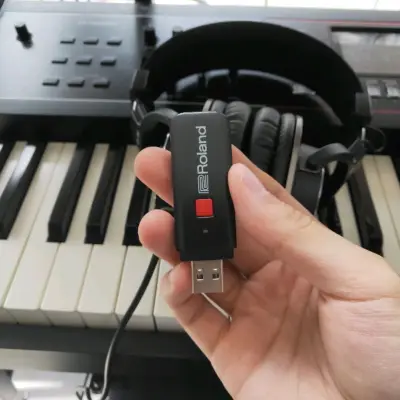 购入了罗兰rh300耳机和罗兰wc1蓝牙接收器 ，国内到处都买不到这个接收器，连二手的都没有 。经过之前的多次购物，想着在挖煤姬上找一下还真有，不仅有接收器 还赠送会员 。想必我是国内少有的几位专门玩罗兰全系统的玩家吧 。赠送的会员也成功让我体验到了罗兰多年以来的心...购入了罗兰rh300耳机和罗兰wc1蓝牙接收器 ，国内到处都买不到这个接收器，连二手的都没有 。经过之前的多次购物，想着在挖煤姬上找一下还真有，不仅有接收器 还赠送会员 。想必我是国内少有的几位专门玩罗兰全系统的玩家吧 。赠送的会员也成功