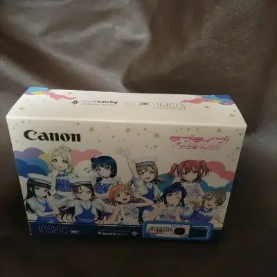 这款佳能FV100与LoveLive! Sunshine!!的联名款真的让Aqours粉丝狂喜！机身设计精致，融入了iNSPiC REC的独特元素和Aqours的标志，非常有收藏价值。作为一款便携打印机，操作简单，打印效果清晰，色彩还原度很高，日常记录手帐或打印小照...这款佳能FV100与LoveLive! Sunshine!!的联名款真的让Aqours粉丝狂喜！机身设计精致，融入了iNSPiC REC的独特元素和Aqours的标志，非常有收藏价值。作为一款便携打印机，操作简单，打印效果清晰，色彩还原度
