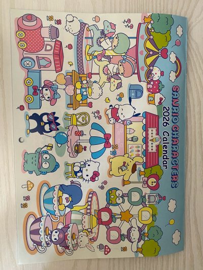 确认收货啦，这次买了好多小手办，其中要给大家分享的是三丽鸥的日历，薄薄一本A4纸大小，放在哪都不占空间不厚重，每一天都有小方格，可以简要写下要做事，我用了几年很好使，喜欢，希望2027年还能淘到。