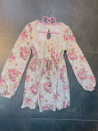 期待超久的LIZ LISA连衣裙顺利签收！不愧是日系甜美天花板，每一处设计都长在我的审美上，少女心直接爆棚！面料柔软舒服，透气性也很好，春夏穿完全无压力。细节控狂喜，精致的花边、小印花都超有质感，版型对小个子也很友好，显高显瘦不压身，穿上就是温柔甜美的日系大小姐本人...期待超久的LIZ LISA连衣裙顺利签收！不愧是日系甜美天花板，每一处设计都长在我的审美上，少女心直接爆棚！面料柔软舒服，透气性也很好，春夏穿完全无压力。细节控狂喜，精致的花边、小印花都超有质感，版型对小个子也很友好，显高显瘦不压身，穿上