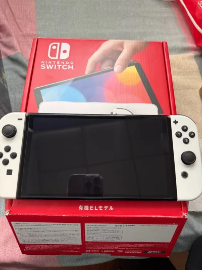 切了台非常棒的Switch，朋友看了惊呼是不是新买的。这个是24年版本的，跟国内多多上买的新品都差不多，挖煤姬的包装还是一如既往的严实，从日本漂洋过海来到我手上，一点损伤都没有。赞一个！