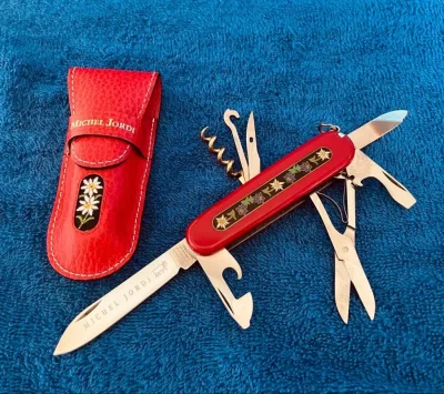 瑞士军刀，维氏 91mmMichel Jordi深度定制三层攀登者。
米歇尔·乔迪（Michel Jordi）用他的Ethno Knife系列中的Plus Scales为Victorinox 所打造。
正如米歇尔所说，没有什么比瑞士军刀更瑞士的了。镀金的红酒钻、开口...瑞士军刀，维氏 91mmMichel Jordi深度定制三层攀登者。
米歇尔·乔迪（Michel Jordi）用他的Ethno Knife系列中的Plus Scales为Victorinox 所打造。
正如米歇尔所说，没有什么比瑞士军刀更