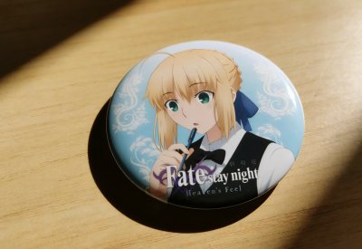 这款ufotable DINING联动的Saber徽章真的太让人惊喜了！叼着吸管的可爱造型还原度超高，印刷清晰细腻，色彩饱满鲜活，徽章质感厚实，边缘光滑无毛刺。作为剧场版《Heaven&amp;#39;s Feel》的限定特典，收藏价值拉满，卖家包装严实，到手完好无...这款ufotable DINING联动的Saber徽章真的太让人惊喜了！叼着吸管的可爱造型还原度超高，印刷清晰细腻，色彩饱满鲜活，徽章质感厚实，边缘光滑无毛刺。作为剧场版《Heaven&amp;#39;s Feel》的限定特典，收藏价值拉