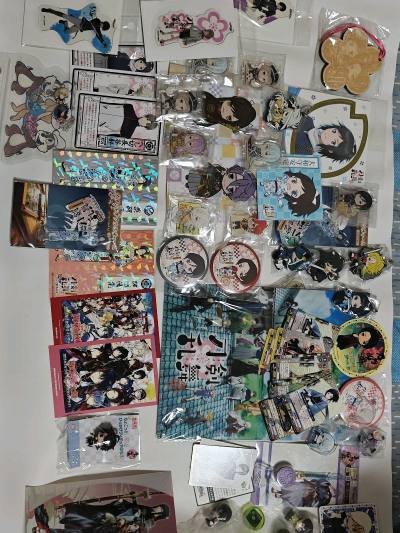 第一次在挖煤姬上买谷子，一开始还很担心怕遇到阴花妹，但是实物到了之后一点都没有少，而且状态非常跟描述的一样很好，能买到想要的谷子真的很开心，除了外面的箱子有一点点坏掉了，合单和发货的时间也没有等很久，每周一张的免手续费的券也非常的好用，能省很多钱，要是一周能多给几张...第一次在挖煤姬上买谷子，一开始还很担心怕遇到阴花妹，但是实物到了之后一点都没有少，而且状态非常跟描述的一样很好，能买到想要的谷子真的很开心，除了外面的箱子有一点点坏掉了，合单和发货的时间也没有等很久，每周一张的免手续费的券也非常的好用，能