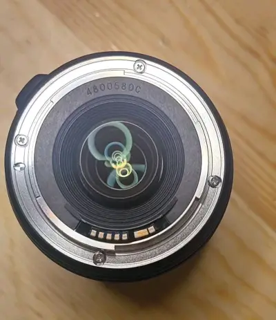 这是一枚经典的全画幅“天涯镜”，28-200mm的焦段覆盖了从广角到长焦的常用场景，旅行、扫街、人像都能轻松应对。USM超声波马达带来安静快速的对焦体验，日本原产的品质保证了机械性能的可靠。虽然是老镜头，但镀膜通透，成像扎实，是预算有限又想“一镜走天下”的摄影爱好者...这是一枚经典的全画幅“天涯镜”，28-200mm的焦段覆盖了从广角到长焦的常用场景，旅行、扫街、人像都能轻松应对。USM超声波马达带来安静快速的对焦体验，日本原产的品质保证了机械性能的可靠。虽然是老镜头，但镀膜通透，成像扎实，是预算有限又