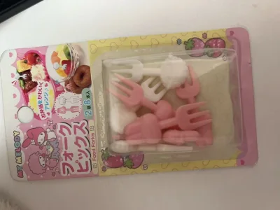 都是一些可爱的美乐蒂小鼻嘎，第一个是小小的叉子，第二个是异色小美乐蒂，第三个是颜色很正的可爱帽子.每一个都很精致，也很划算。