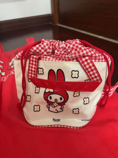 又是一些美乐蒂小物品分享，图一的包包迷你又能装，带出门很方便。其他都是一些小东西，用竹蜻蜓运回来特别划算。