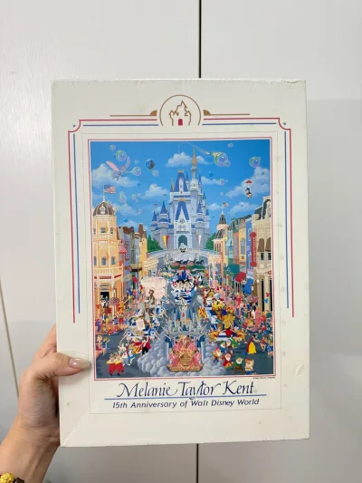 今天收到的竹蜻蜓里面有2幅图，都是1000片的。第一幅是迪士尼15周年的图图，第二幅是抽象米奇夫妇边上有个旋转木马，都很好看！