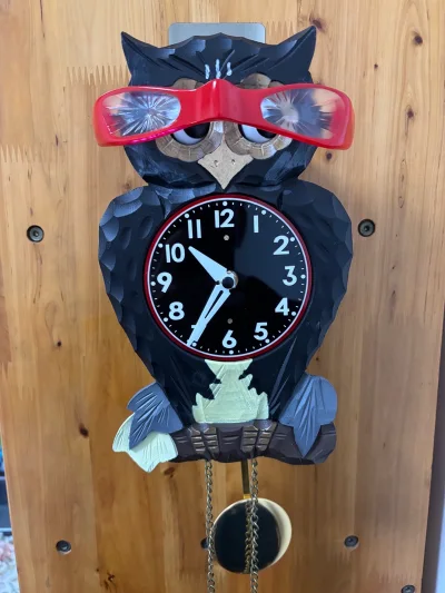 一直想买一个WF周边的产物，田中雷工坊就是专门做周边的，比较出名的有杰克手镯（WF2018夏）、塔克枪（WF2017冬）、雷欧双截棍（WF2025夏）等等，这个猫头鹰钟出自赛文最后一话，赛文上司警告团不能在变身了。最后也是好价拿下，感谢挖煤姬