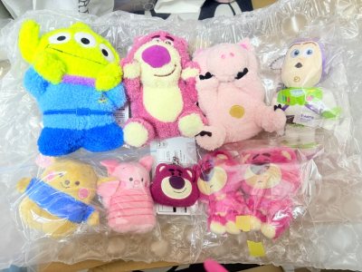 来啦来啦！毛孩子开箱啦！超喜欢这次的中小号毛娃娃！卷卷毛的！还有miji口金草莓熊零钱包！胖嘟嘟的小豆和小猪！都太可爱啦！依旧是最稳妥的竹蜻蜓呀！期待下一次开箱！！