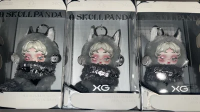 SP×XG限定毛绒吊卡堪称联名天花板，冷艳甜酷完美融合。银灰毛绒质感细腻，立体狼耳灵动吸睛，异瞳妆容精致高级，金属配饰点缀恰到好处。限定身份稀缺珍贵，做工扎实细节拉满，软萌与气场兼具，挂包亮眼、收藏绝佳，一眼沦陷，是潮玩玩家必入的颜值与质感双封神


