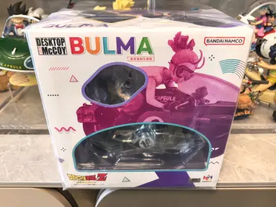 谁能拒绝骑摩托的布尔玛啊！这款手办直接把童年回忆拉满? 整体做工真的超出预期，布尔玛的人物造型还原度超高，紫发的发丝根根分明，脸上的护目镜细节感拉满，就连衣服的褶皱和质感都做得特别真实。
 
摩托车的部分更是惊艳，军绿色的漆面光滑细腻，没有一点溢色和瑕疵，车身的“1...谁能拒绝骑摩托的布尔玛啊！这款手办直接把童年回忆拉满? 整体做工真的超出预期，布尔玛的人物造型还原度超高，紫发的发丝根根分明，脸上的护目镜细节感拉满，就连衣服的褶皱和质感都做得特别真实。
 
摩托车的部分更是惊艳，军绿色的漆面光滑细腻，没