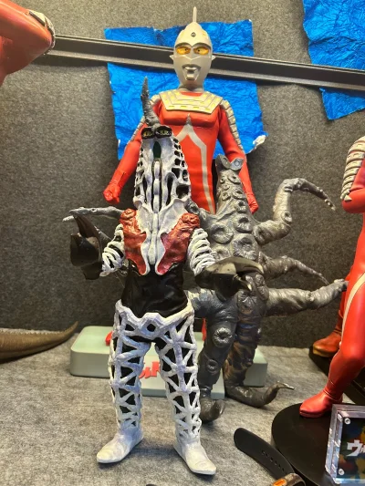 赛文奥特曼中的怪兽反重力宇宙人 也称为大龙虾，本模型为商会pvc原模，需要自行修剪上色，由于pvc材质时间长会变形需要内灌树脂或者模型石膏