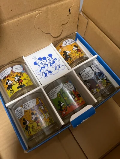 这次又到了几件好看的小东西，买到了超级可爱的史努比购物袋和米奇的稀有玻璃杯，还有一个小护照夹，物流还是很给力哈，坐等下一次到货