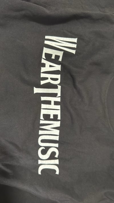 又淘到一件衣服 本来会怕衣服并不是全新之类的 到手发现确实全新 一点瑕疵也没有 和图片一样 已经购买几次了 这次体验也很好 ems到的很快 赞赞