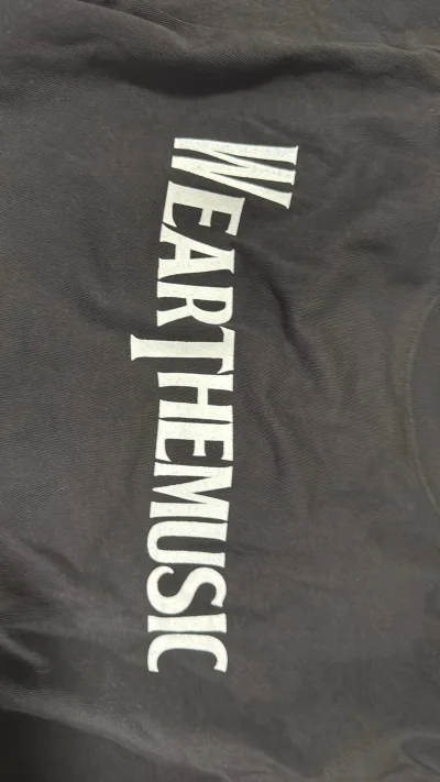 又淘到一件衣服 本来会怕衣服并不是全新之类的 到手发现确实全新 一点瑕疵也没有 和图片一样 已经购买几次了 这次体验也很好 ems到的很快 赞赞