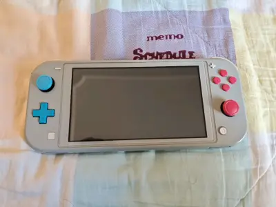 这次买的是nslite，游戏掌机。收到货感觉包装很扎实，选了内部基础加固，里面填充了很多泡沫。机子收到无磕碰，功能正常用存的积分抵扣了很多邮费，感觉总体很划算。期待下次的愉快购物体验