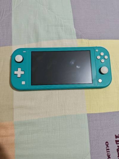 到了2026年终于蹲到了一台成色还可以的nslite掌机，虽然没有充电线，之前就看到各大视频平台分享，这次果断在挖煤姬下手了。收到货感觉包装很扎实，里面填充了很多泡沫。机子收到无磕碰划痕，积分抵扣了一些运费感觉总体很划算。物流速度也是很快，选择的空运从下单到收到货一...到了2026年终于蹲到了一台成色还可以的nslite掌机，虽然没有充电线，之前就看到各大视频平台分享，这次果断在挖煤姬下手了。收到货感觉包装很扎实，里面填充了很多泡沫。机子收到无磕碰划痕，积分抵扣了一些运费感觉总体很划算。物流速度也是很快