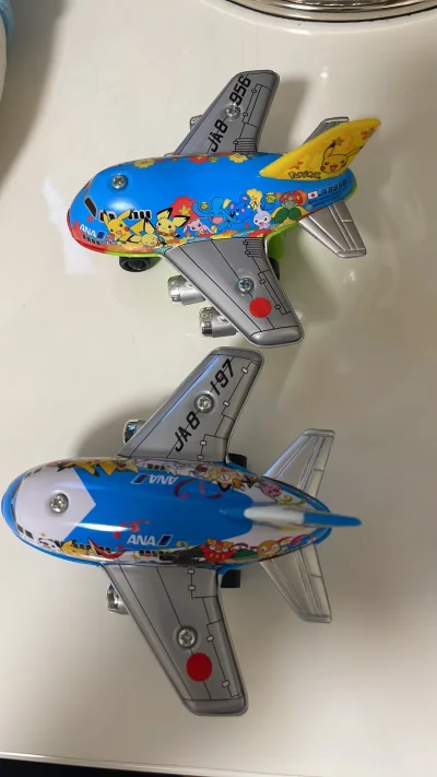 全日空（ANA）与宝可梦（Pokémon）联名，TOMY多美卡出品 还原了经典宝可梦彩绘机，是航空与宝可梦文化结合的实物纪念，感谢挖煤姬代购