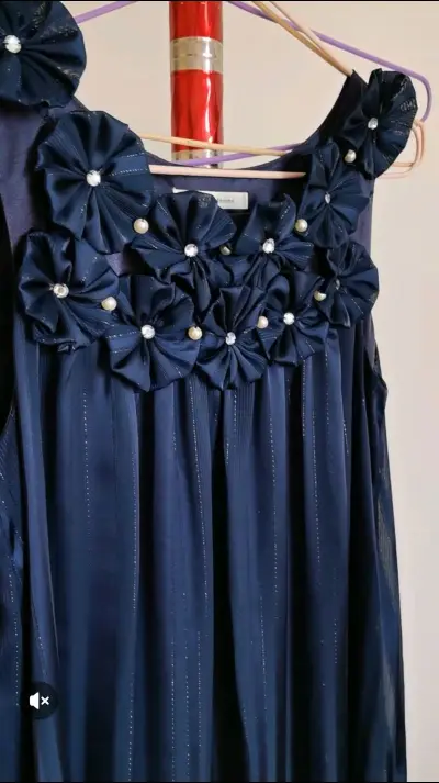 美品axes femee 
这件深蓝色的裙子美极了！领口处的花朵装饰精致优雅，珍珠与亮钻点缀其间，增添了华丽感。裙身的条纹设计细腻，整体风格高贵典雅，尽显女性的柔美与魅力。