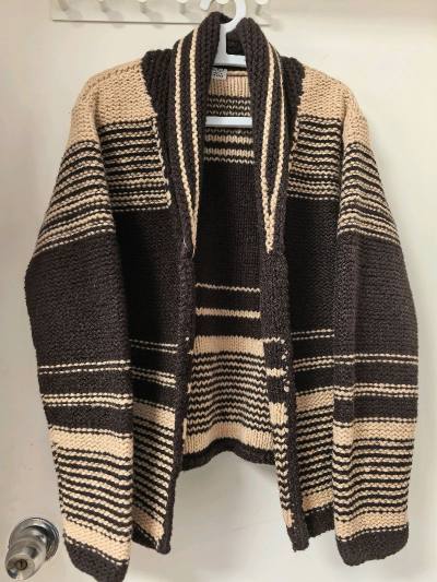 淘了三件中古美衣，横条羊毛针织毛衣，法国产，很重磅，上身效果很好；裤子品相也很新，质感很棒；羊毛高领毛衣柔软舒适，配色高级柔和。总的来说三件都很满意。挖煤姬的效率还是不错的，前后差不多一周多点就到手，继续关注ING