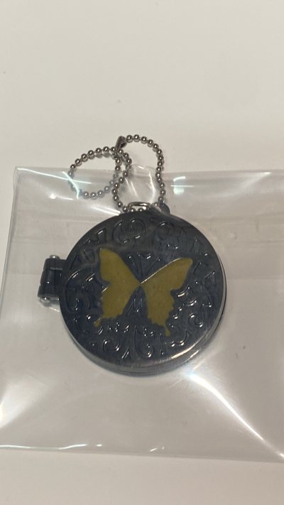 运输的特别好，卡片没有一点伤，挂件也是很安稳的被送回国，本来以为发货会很慢，但是比我想象中的快很多，包装的也特别好！