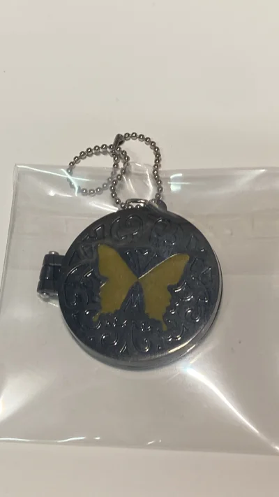 运输的特别好，卡片没有一点伤，挂件也是很安稳的被送回国，本来以为发货会很慢，但是比我想象中的快很多，包装的也特别好！