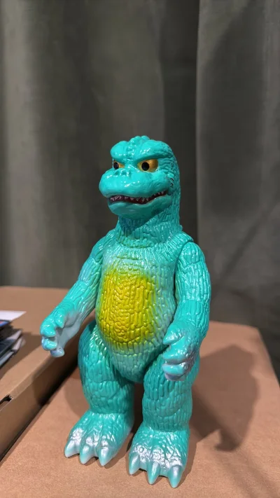 第一百四十六单 两个可爱的小苏富比。二手M1号的哥斯拉1974，还有一个全新艾斯怪兽套装。 二手的成色不错，价格实惠。艾斯的颜色怪怪的。