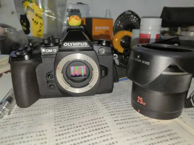 这是我24年第一次接触海淘时购买的奥林巴斯EM1 等待的过程是多么漫长 到手后的配件也很齐全 拿着它拍了不少断照片 希望这份热爱也会延续下去