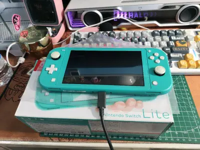 这次在挖煤姬入手了一台成色超棒的Switch Lite，整体体验超出预期！
 
从下单到收货，流程清晰又省心。平台的商品实拍图很细致，能直观看到机器外观和屏幕状态，避免了“图文不符”的坑。客服回复及时，对我关于成色、按键功能的疑问都耐心解答，下单后还能实时追踪物流进...这次在挖煤姬入手了一台成色超棒的Switch Lite，整体体验超出预期！
 
从下单到收货，流程清晰又省心。平台的商品实拍图很细致，能直观看到机器外观和屏幕状态，避免了“图文不符”的坑。客服回复及时，对我关于成色、按键功能的疑问都耐心解