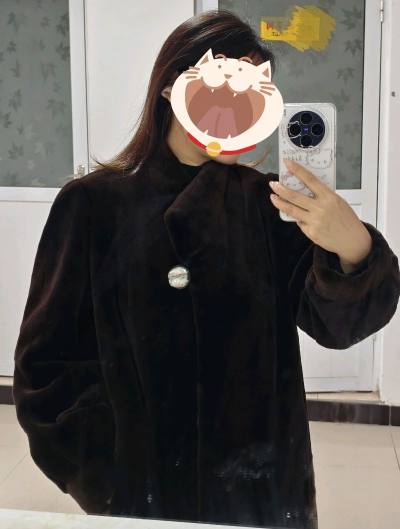 北方怕冷星人想尝试一下水貂的保暖度，无奈钱包不允许买新貂。以前有一些海淘经验，但需要FQ，找转运，太麻烦。得知了挖煤姬这个软件，试了试水，第一次买就很成功，ems速度也快极了。