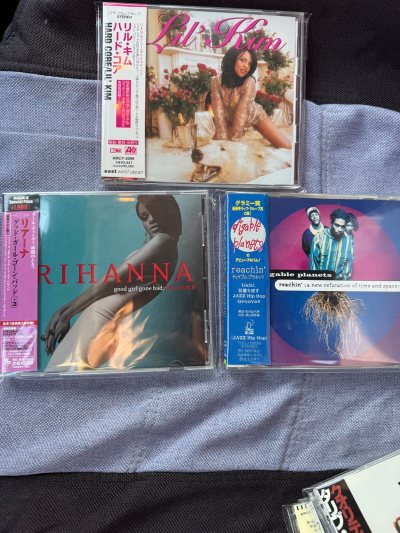 最近通过挖煤姬入手了心仪已久的日版cd，整体体验真的很顺畅。从下单到转运，每一步都有清晰提醒，物流速度也比想象中快，包装严实没有磕碰，拆箱那一刻幸福感直接拉满。
