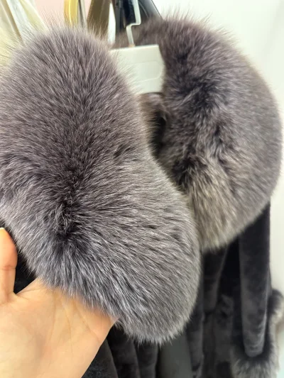 挖煤姬日淘安全下车！狐狸毛领超大超蓬松，毛质顺滑厚实，版型显瘦显贵。物流快、打包严实，无瑕疵，性价比超高，冬日氛围感拉满，太满意啦！