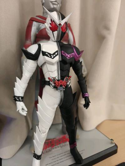 rah假面骑士w獠牙王牌，最帅的形态，全配无损，成色新，价格便宜，除了腰部有点小瑕疵其余完美，希望还能遇到这种好价