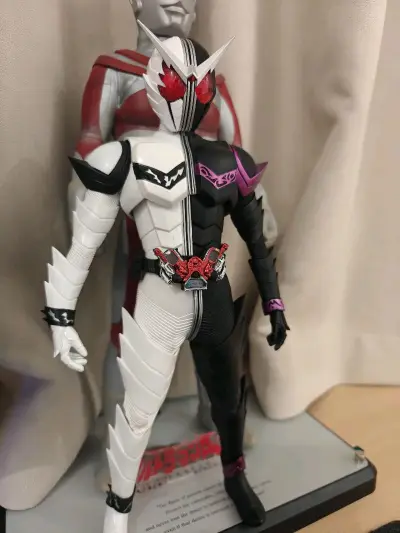 rah假面骑士w獠牙王牌，最帅的形态，全配无损，成色新，价格便宜，除了腰部有点小瑕疵其余完美，希望还能遇到这种好价