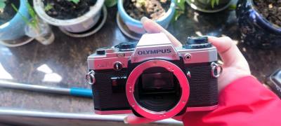 奥林巴斯OM-10小巧轻便，画质细腻，复古质感拉满。在挖煤姬海淘全程顺畅，加固稳妥、物流省心入手经典胶卷相机超安心