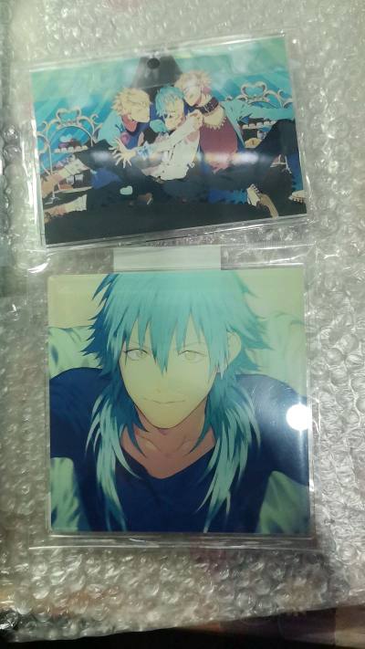 所有商品都用气泡袋+原袋双层包装，《DRAMAtical Murder》的经典老款周边，日淘到手的品相几乎全新，包装扎实没有运输损伤。虽然等了两周物流，但价格比国内二手平台便宜不少，而且能一次收齐大布单+多款热门立牌，性价比超高，摆在一起就是超有氛围感的DMMD主题...所有商品都用气泡袋+原袋双层包装，《DRAMAtical Murder》的经典老款周边，日淘到手的品相几乎全新，包装扎实没有运输损伤。虽然等了两周物流，但价格比国内二手平台便宜不少，而且能一次收齐大布单+多款热门立牌，性价比超高，摆在一起