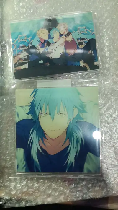 所有商品都用气泡袋+原袋双层包装，《DRAMAtical Murder》的经典老款周边，日淘到手的品相几乎全新，包装扎实没有运输损伤。虽然等了两周物流，但价格比国内二手平台便宜不少，而且能一次收齐大布单+多款热门立牌，性价比超高，摆在一起就是超有氛围感的DMMD主题...所有商品都用气泡袋+原袋双层包装，《DRAMAtical Murder》的经典老款周边，日淘到手的品相几乎全新，包装扎实没有运输损伤。虽然等了两周物流，但价格比国内二手平台便宜不少，而且能一次收齐大布单+多款热门立牌，性价比超高，摆在一起