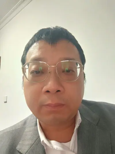 这款眼镜真的超出预期！镜框质感超棒，不是那种轻飘飘的廉价塑料，复古的细框设计很显脸小，方圆脸戴完全不踩雷。镜片透光率很高，看东西清晰不眩晕，长时间戴也不会觉得鼻梁压得慌。性价比绝了，百元价位能买到这种品质，真心推荐！