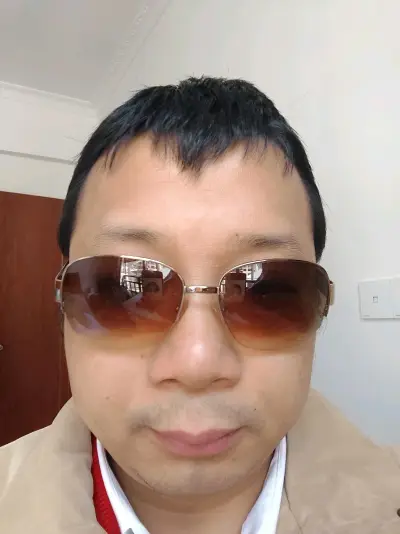 真心夸夸这款眼镜！首先颜值在线，简约的无框设计高级感拉满，商务场合戴很得体。镜片遮阳效果很好的，用了一个月都没留下划痕，耐磨度满分。最重要的是很合适，戴上没有任何头晕的情况，良心好物，值得回购！