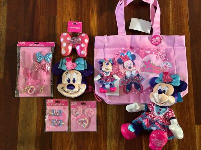 米妮这个系列太貌美了，去年刷到的时候已经全无了今年越看买越多...
最喜欢的应该还是玩偶了，真的特别貌美！其次应该是托特包，比我想象中大好多而且是拉链款，面料也很厚实，特别适合我这种去迪带一堆东西的人[棒R]（这里点名一下25年圣诞米奇妖精那个托特包就好小...）斜...米妮这个系列太貌美了，去年刷到的时候已经全无了今年越看买越多...
最喜欢的应该还是玩偶了，真的特别貌美！其次应该是托特包，比我想象中大好多而且是拉链款，面料也很厚实，特别适合我这种去迪带一堆东西的人[棒R]（这里点名一下25年圣诞米奇妖