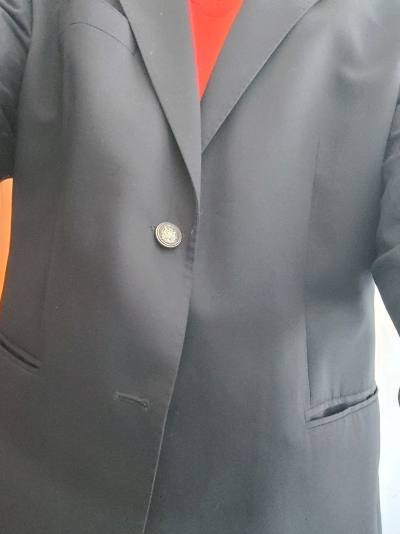 这款黑色西装外套太百搭了！面料挺括有型，剪裁很利落，上身气场十足。版型是修身款，不会太宽松显邋遢，搭配白衬衫或者红毛衣都好看，不管是上班还是参加正式活动都很得体，性价比超高！